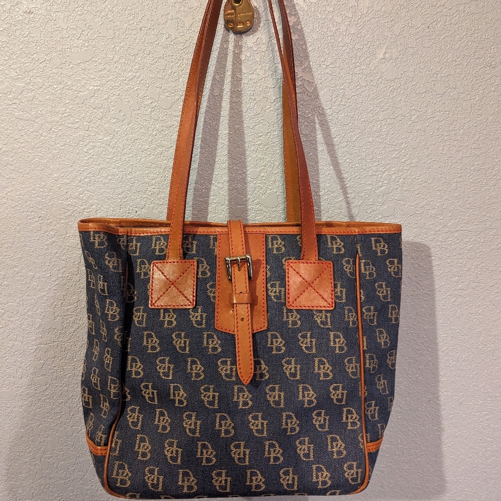 Dooney & Bourke logo tote bag
